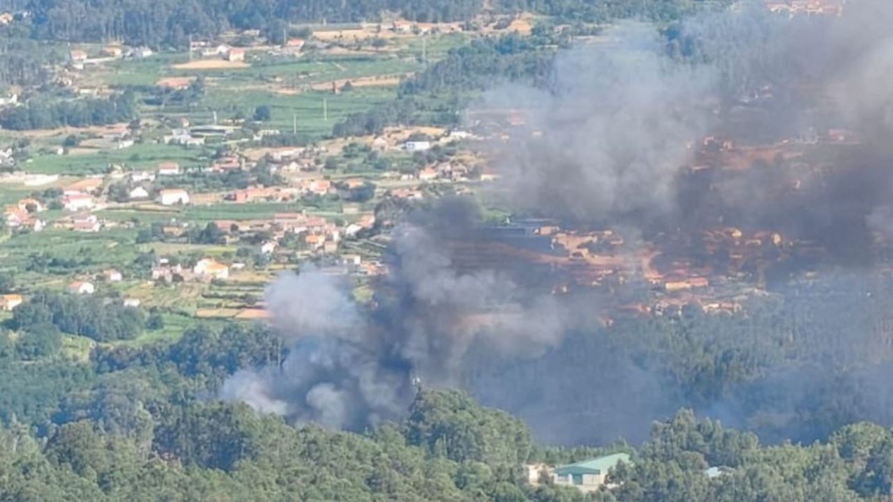 Un incendio forestal en Arbo amenaza las viviendas de Vilanova do Urzal y de A Aldea