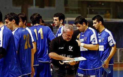 Javier Barrios dando instrucciones a los jugadores antes de comenzar un partido.