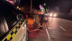 Un agente de la Guardia Civil, con la bicicleta interceptada