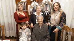 Cumpleaos. Florinda Ferreiro el da de su 100 cumpleaos, el 1 de noviembre, con su hija Carmen (74 aos), su nieta Montse (56), su bisnieta Ana (26), y su tataranieto Suso (7). Su hijo mayor, Manolo (81), tambin tiene dos bisnietos, Alejandro, que ya tiene 10 aos, y una nia de solo dos.