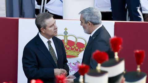 El presidente de Castilla la Mancha, Emiliano Garc�a-Page, y el presidente de las Islas Canarias, Fernando Clavijo, durante el tradicional desfile