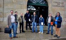 Representantes sindicales ayer en el Concello, momentos antes de entrar a la reuni�n. 