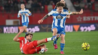 Soriano pugna por el bal�n con un jugador del Almer�a.