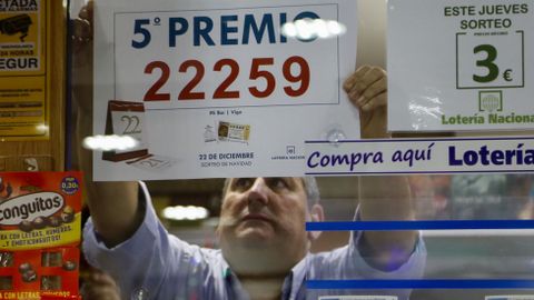 Alejandro Gonz�lez , due�o del kiosko Mibar de Vigo, donde toc� un quinto premio