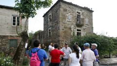 Miembros de la asociacin cultural quiroguesa San Bartolom ante la casa torre de Tor en un acto a favor del reconocimiento oficial del Camino de Invierno que se celebr en el 2011