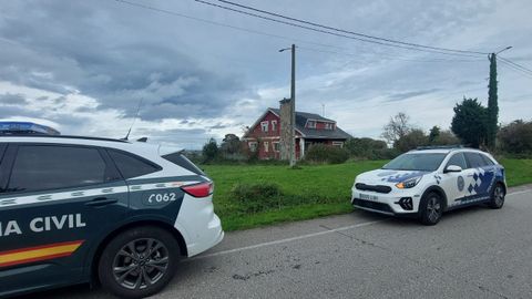 Al fondo, la casa en As Barreiras donde aparecieron los dos cad&aacute;veres el pasado d&iacute;a 5 de diciembre