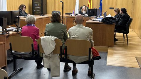 Las dos acusadas, durante la vista preliminar celebrada en Ourense, en la que admitieron los hechos
