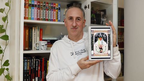 David Bra&ntilde;a, coordinador y coautor de Paz. Antolog&iacute;a solidaria por Gaza, posando con una imagen de la portada del c&oacute;mic coral, a cargo de la dibujante italiana Arianna Calabretta