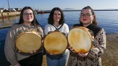 Lidia, Laura y Ant�a P�rez, panderetas en mano, en la rampa portuaria de A Covecha.