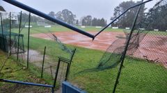 La reja que cierra el campo est� completamente rota por algunas zonas