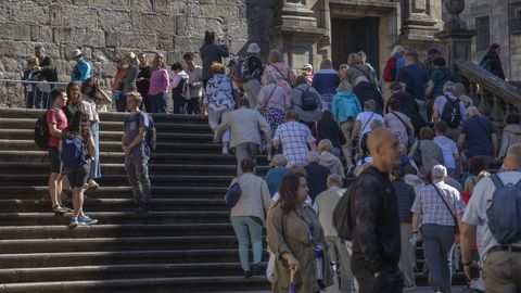 Turistas y peregrinos, esta semana en la plaza de Praterías de Santiago.