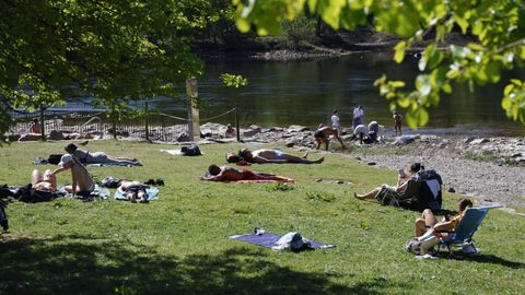 El buen tiempo anim� a muchos ourensanos y turistas a disfrutar de un ba�o en las termas de A Chavasqueira, reabiertas ayer, y a tomar el sol en las riberas del Mi�o.