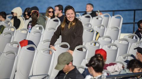 Susi Otero Acu�a, en pie, en uno de sus barcos, que este martes navegaba con turistas hacia las isla de Ons.
