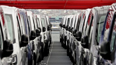 Veh�culos de Stellantis en el puerto de Bouzas (Vigo), destinados a la exportaci�n.