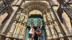 Sandra Romero y Alejandro Garc�a, en la entrada de la iglesia de San Marti�o de Noia.