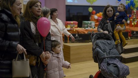 Decenas de nios esperaban recibir su regalo en manos de los Reyes Magos.