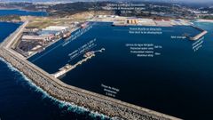 El puerto exterior de A Coru�a, con la recreaci�n al fondo de c�mo ser� la zona sur cuando est� urbanizada para destinarla a fabricar componentes de e�lica marina