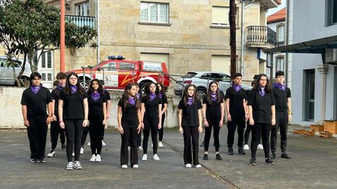 Los actos del 25N en Bri�n incluyeron una performance del grupo Teatro das Maniotas