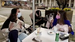 Dos madres j�venes aprovechan el �ltimo d�a con la hosteler�a abierta en Soutomaior