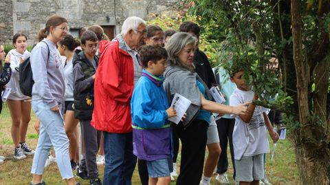 Alumnos de la Escola de Ver�n de O Couto, con vecinos de Fornelos (Baio)