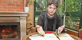H�itor Picallo, con alg�ns dos seus tesouros, en forma de f�siles e libros. 