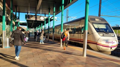 Pasajeros en la estacin de tren de Vilagarca