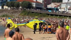El helic�ptero aterriz� en medio del arenal de Oleiros.