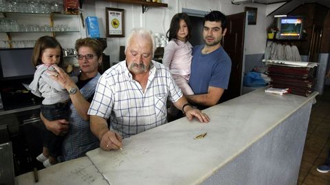 Foto del 2009 en Los Sobrinos del Padre, con Juan Antonio Merejo haciendo las cuentas a lápiz en la barra de mármol.
