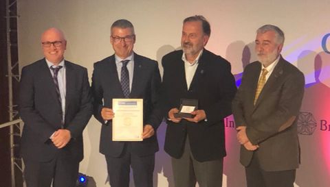 El jefe de servicio del Chuac, ngel Alonso Hernndez (segundo por la derecha), recogi el premio BIC al mejor servicio de Nefrologa del pas