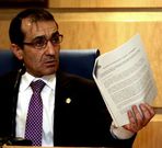 El alcalde, mostrando unos papeles durante un pleno.