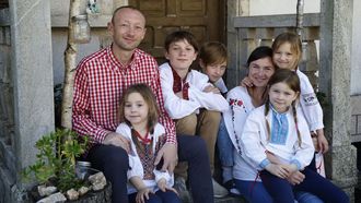 Los ucranianos Nely y Vladimir con sus cinco ni�os, de entre cinco y trece a�os