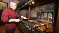 Alberto Garc�a, en la parrilla de Casa Jano, que abrir� en unos d�as