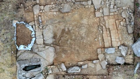 Las dos tumbas de la parte inferior izquierda de la imagen eran la nica parte visible de este complejo arqueolgico antes de las excavaciones. En la foto no aparece otra sepultura que fue hallada despus en medio del muro inferior, donde estaba la entrada de la capilla. A la derecha, una plataforma escalonada en la que se encontraba el altar