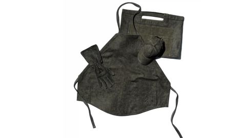 Javier Vallhonrat x Zara Set de Jardinería por el 50 Aniversario. Set de jardinería de cuatro piezas fabricado en lona de algodón encerado y lavado. El kit incluye una bolsa estructurada con bolsillos exteriores, un par de guantes con puños elásticos, un delantal de trabajo con costuras reforzadas y compartimentos frontales profundos, y una gorra a juego. Todas las piezas están confeccionadas en la misma tela de tono oliva, elegida por su peso y tratada para lograr un acabado encerado y suavemente desgastado. El diseño toma sutiles referencias del vestuario utilitario japonés: depurado, funcional y centrado en el material. Desarrollado por Javier Vallhonrat como resultado de su mudanza personal a una vida rural, el kit refleja su enfoque refinado hacia el cultivo.
