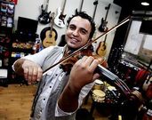 Docampo, en la tienda especializada en instrumentos que ha abierto en la villa noiesa.