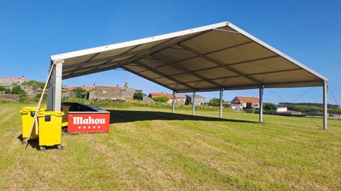 Carpa instalada no novo campo da festa de Ba��as, en Vimianzo