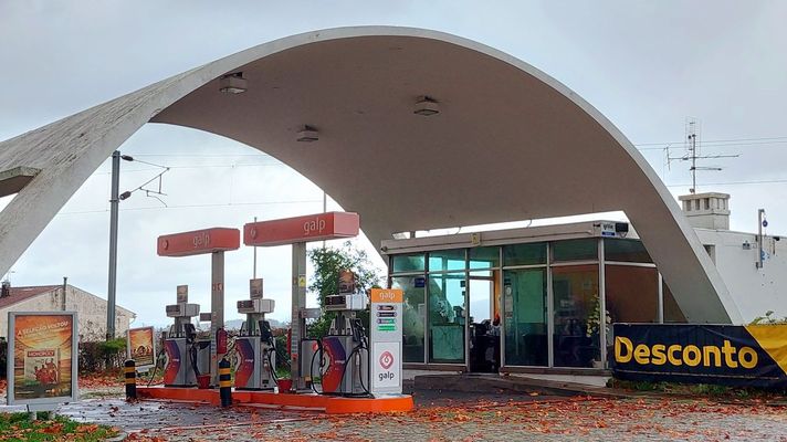 Estaci�n de servicio en Portugal.