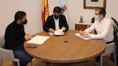 Juan Anta, Gabriel Al�n y F�lix Rubial en la reuni�n para hablar sobre la reforma del centro de salud de A Veiga