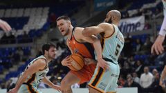 Scrubb defendiendo a Radoncic durante el encuentro entre el Palmer y el Leyma