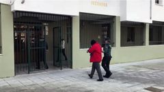 La Guardia Civil conduce a la acusada del asesinato a pu�aladas de Laviana al interior del juzgado