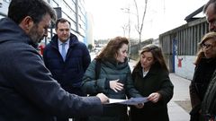 La alcaldesa, In�s Rey, y el concejal de Urbanismo, Villoslada, con vecinos de la calle Alcalde Lia�o Flores