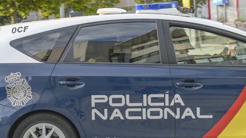El joven detenido por apu�alar a la pareja de su exnovia, saliendo del juzgado en el asiento trasero de un coche patrulla.