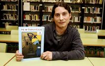 Daniel Vieites, en la biblioteca del San Clemente, con la publicaci�n premiada en Croacia.