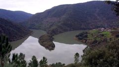 En la aldea de A Cubela �a la derecha� existi� antiguamente un paso de barcas a trav�s del Sil