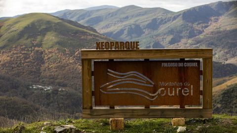 Un letrero con el logotipo actual del geoparque, en el que las personas que no conocen el territorio pueden leer equivocadamente Montaas do Ourel. El nuevo logotipo debe estar diseado de manera que no pueda dar pie a una confusin de este tipo