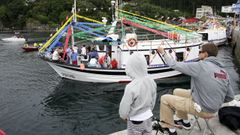 En la imagen, una celebraci�n de archivo de la procesi�n del Carmen en Lorb�, que recuper� la salida mar�tima hace varios decenios, pero este a�o la comisi�n de fiestas ha decidido que la veintena de pesqueros que se sumaban, adem�s de los recreativos, no salgan al mar