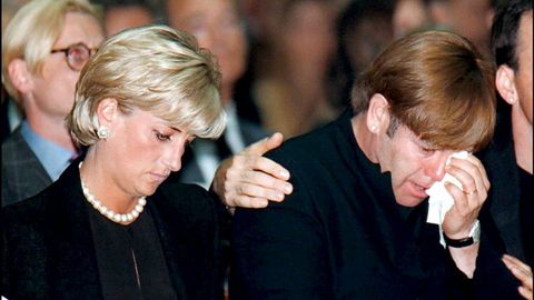 Lady Di y su amigo Elton John durante el funeral del diseador italiano Gianni Versace.