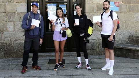 Martio Rivas, Cristina Cerqueiras, Gala Gonzlez y Xurxo Carreo antes de comenzar la primera etapa del Camino Portugus