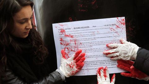 Miles de personas han salido hoy a la calles de Oviedo, Gij�n y Avil�s en protesta por la sentencia del juicio de  la Manada  al grito de  Yo s� te creo  o  Todos somos la v�ctima . En la imagen, manifestaci�n en Oviedo