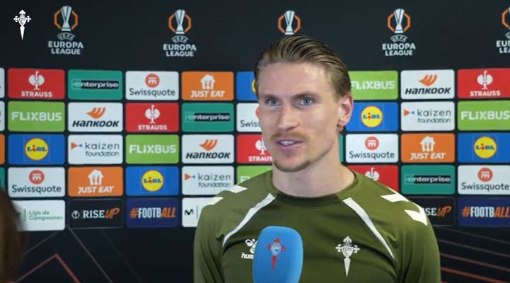 El central del Celta Carl Starfelt, tras el partido frente al Lyon.